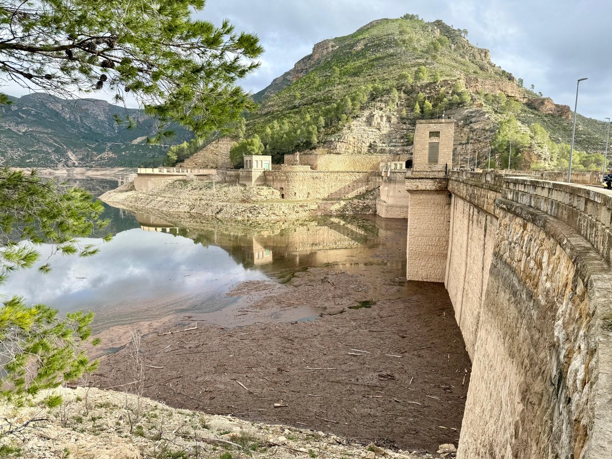 La primera visita a l'embassament de Benagéber ha sigut un èxit i una gaudida
Hem tingut dos guies excel·lents:  l'antropòloga Andrea Moreno i Juan Miñana qui va viure durant la seua infantesa a Benagéber