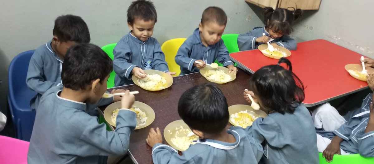 STS_Pakistan's tweet photo. Daal Chawal made a nutritious and delicious treat for students at Orangi Town! Ensuring health and happiness, one meal at a time. 🥗
📞 0336-3295376 | 0315-2118399 | 0333-6660051
#StreetToSchool #HealthyMeals #NoHunger https://t.co/iIFs5EzAsk