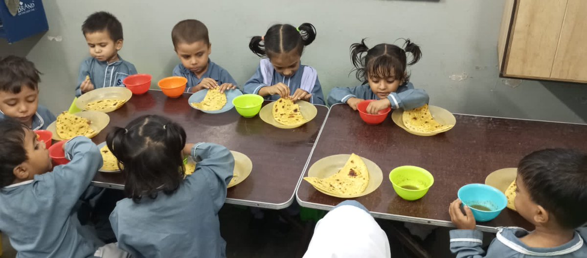STS_Pakistan's tweet photo. Our school lunch program at Orangi Town served nutritious Baisan Roti, delighting students with taste and health benefits! 🍞
📞 0336-3295376 | 0315-2118399 | 0333-6660051
#StreetToSchool #NoHunger #MealPlan https://t.co/kNKin4IgFL