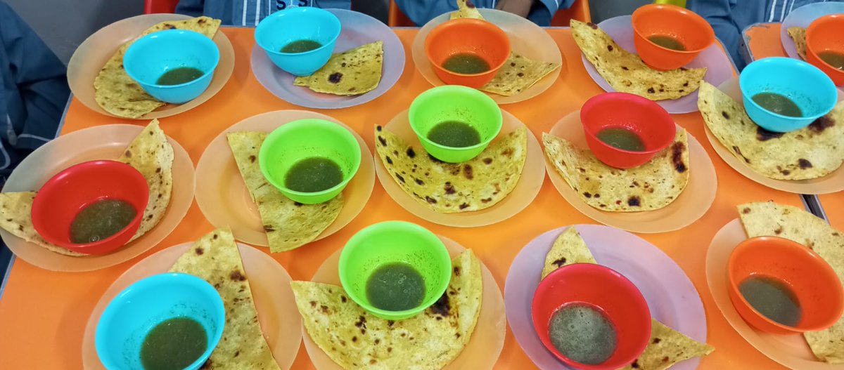 STS_Pakistan's tweet photo. Our school lunch program at Orangi Town served nutritious Baisan Roti, delighting students with taste and health benefits! 🍞
📞 0336-3295376 | 0315-2118399 | 0333-6660051
#StreetToSchool #NoHunger #MealPlan https://t.co/kNKin4IgFL