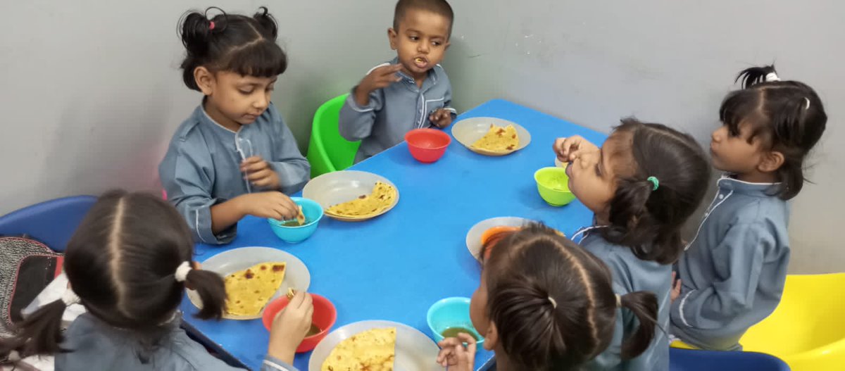 STS_Pakistan's tweet photo. Our school lunch program at Orangi Town served nutritious Baisan Roti, delighting students with taste and health benefits! 🍞
📞 0336-3295376 | 0315-2118399 | 0333-6660051
#StreetToSchool #NoHunger #MealPlan https://t.co/kNKin4IgFL