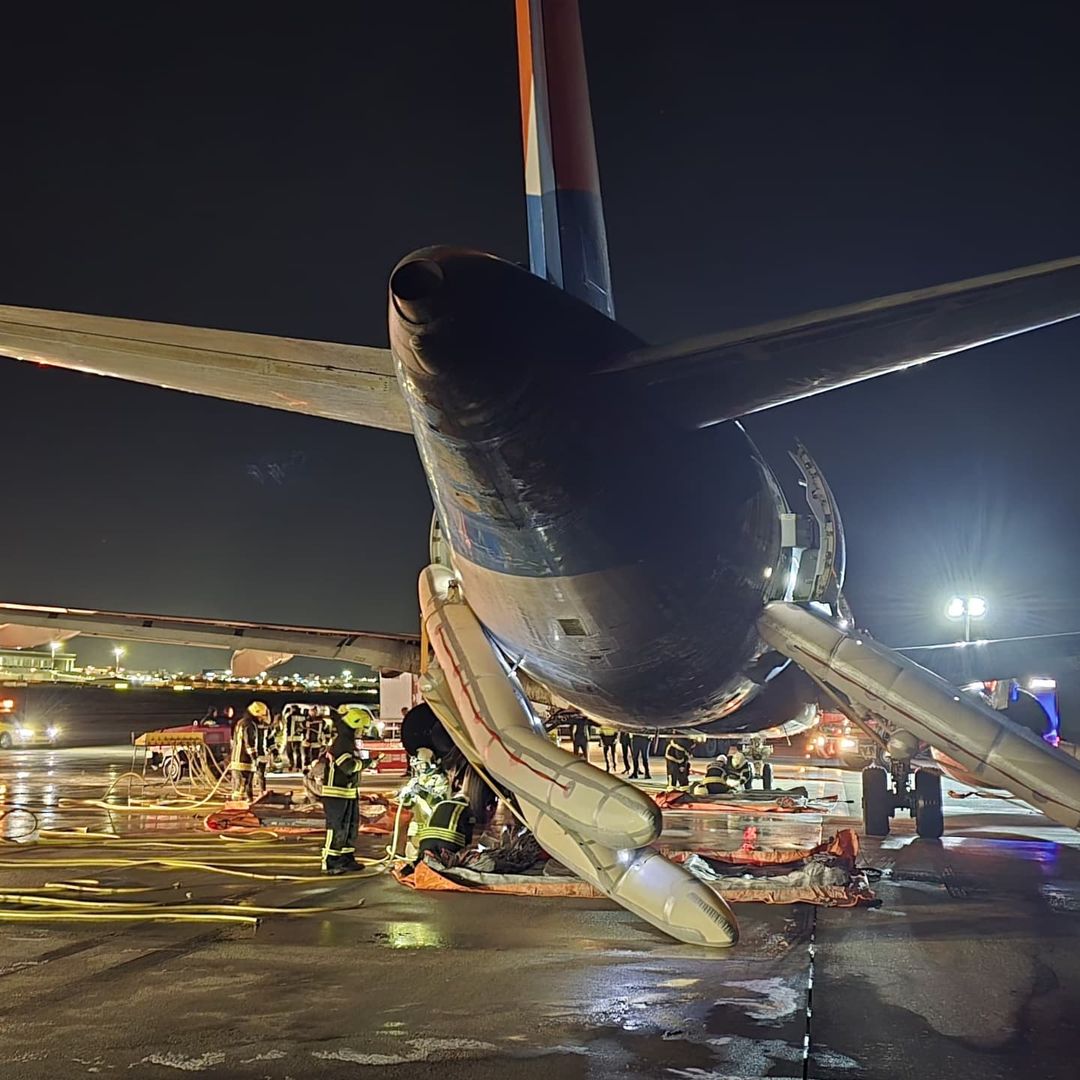 ARFF Ekipleri, Canla Başla Görevde 👏

• Antalya Havalimanı'nda yaşanan olayın ardından ARFF ekipleri, uçağin inişinin akabinde 30 saniye içinde yangın noktasına geldi. Ekipler, bir taraftan yangını söndürmeye çalışırken diğer yandan ise tahliye edilen yolculara yardım ederek
