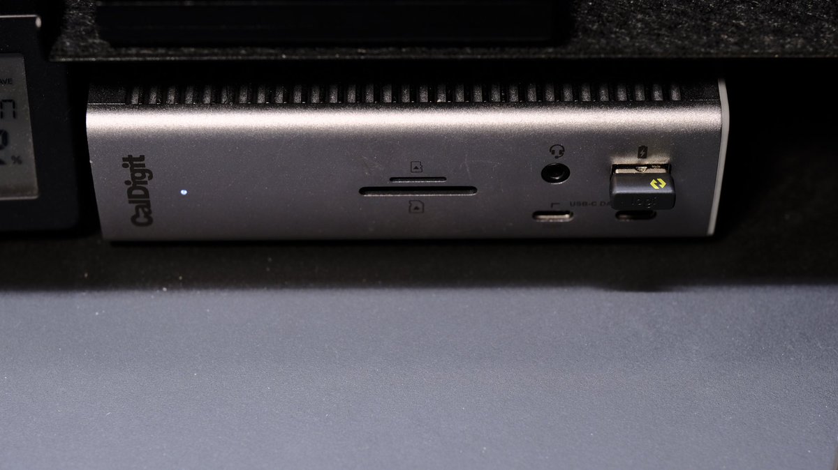 hirama1406's tweet photo. Logi Bolt は便利なんだけど見えないところに接続したい！？モニター搭載のUSBに接続することにしました
#ブログ更新
#LogiBolt 
#設置場所
#USB 

https://t.co/5jzfI4vfmR https://t.co/XkIlS0gXw5