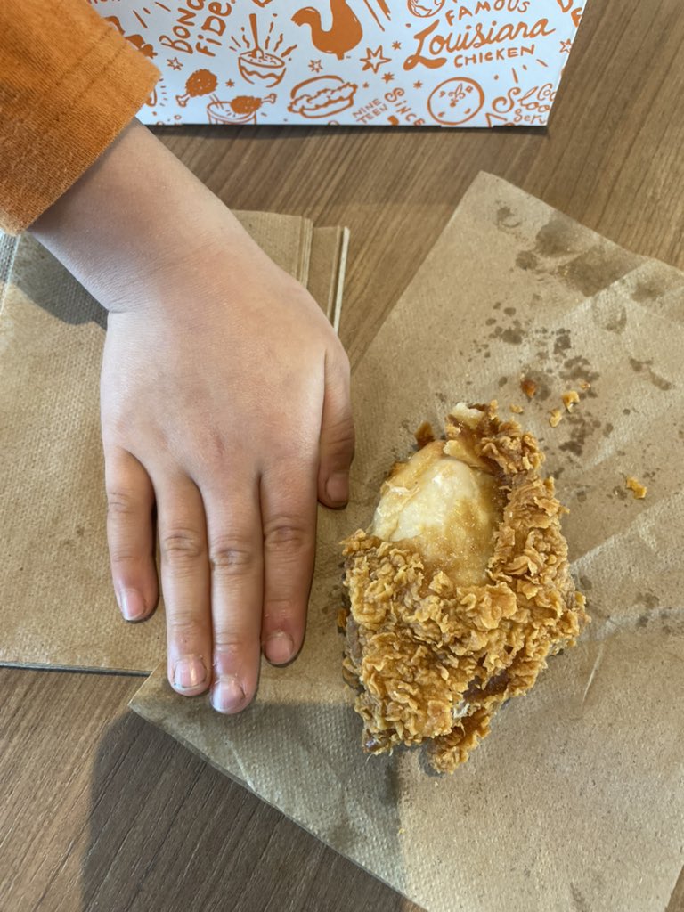 LastOfTheAnalog's tweet photo. @Popeyes Hate That Chicken From Popeyes!! Ridiculous the chicken thighs is smaller than a 7yo’s hand!! It’s that same size as the biscuit which also shrank! https://t.co/lfFpPUSfEI