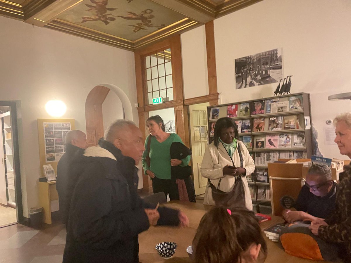 HenkBakboord's tweet photo. Geïnterviewd door prof. #MichielvanKempen tussen fijne mensen op een historische locatie!
@HuisDePinto #CaraibischeSalon
#Billenkoek #BrievenAanLeo #BreakdanceDeVroegeJaren
@EzoWolfBooks https://t.co/a0Q9Ccdayw