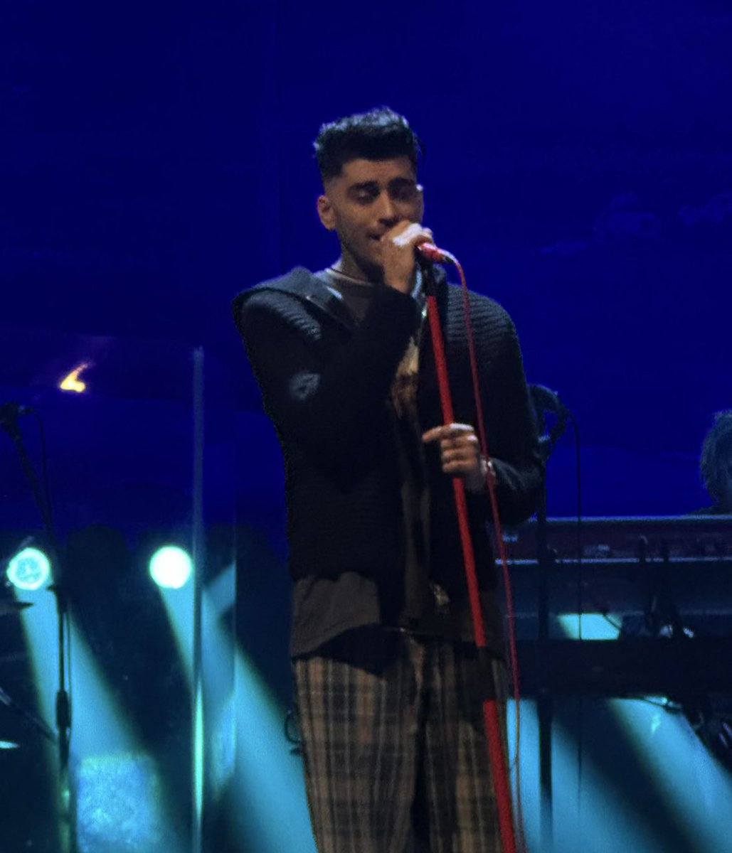 lilostan28's tweet photo. #ZaynSTTSTour nao consigo desver, parece que ele esta  com calças de pijama 😅 https://t.co/z5OLaM6yKL