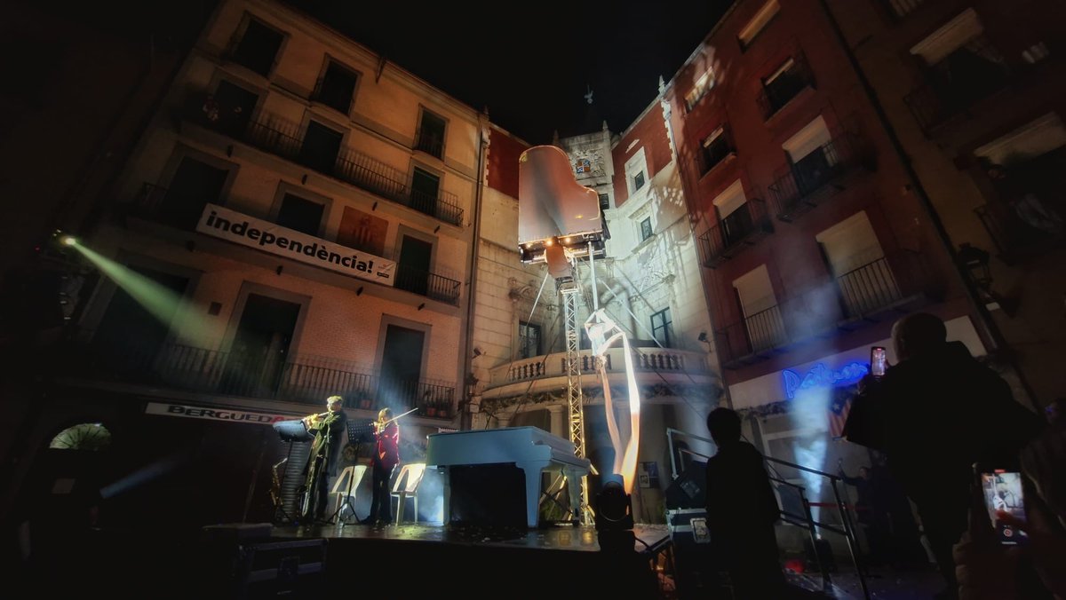 Quan les arts escèniques s’entrellacen surten propostes tan emocionants i espectaculars com “La Patum flotant”. David Moreno i Cristina Calleja han creat una proposta en temps rècord basada en el premiat muntatge “Flotados” i adaptada a La Patum. La cultura sempre és enriquidora.
