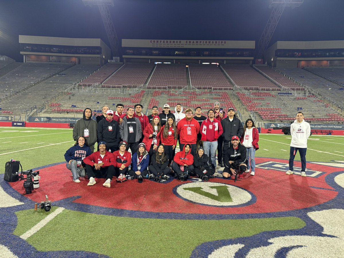 redwavecreative's tweet image. Incredible #RWC crew for the last home football game of ‘24! Ended the year with a big DUB! #GoDogs