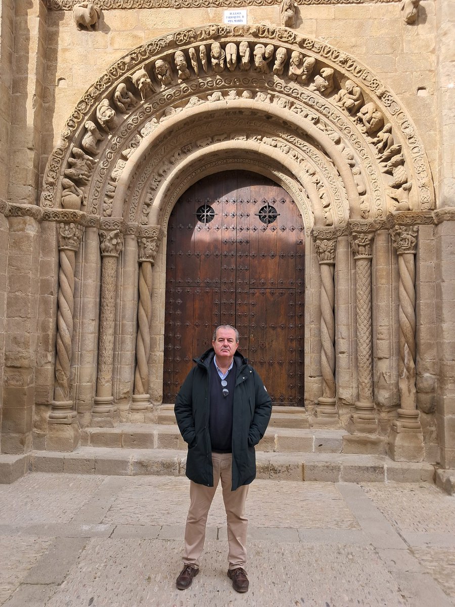 La portada de Santa María de Uncastillo es una obra maestra del románico español.
El gobierno del presidente Azcón acaba de terminar unas obras de limpieza y consolidación. 
Ahora impresiona más si cabe.
No sé la pierdan.