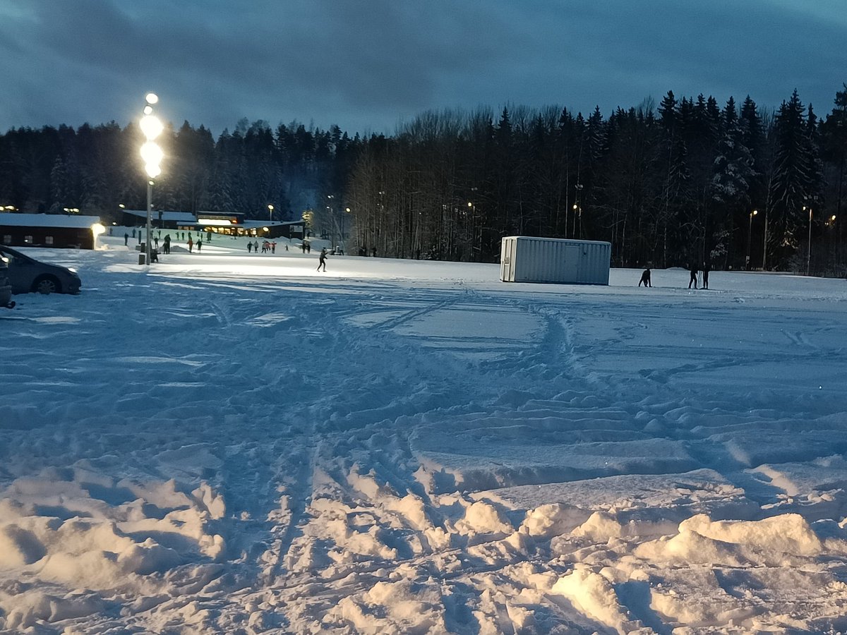 Hienossa kunnossa oli Paloheinän ladut tänään ja porukkaa oli ladulla paljon. Parkkipaikoista oli pulaa, kun ladun varren parkkipaikkaa ei oltu aurattu. <a href="/helsinki/">Helsingin kaupunki</a>