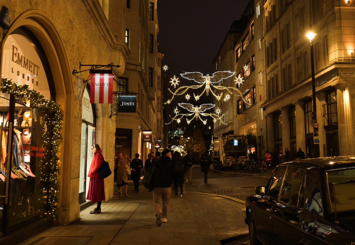 KfteK's tweet image. On festive nights, lights illuminate every corner of the city, and the warm atmosphere is filled with a happy atmosphere. ✨🎄