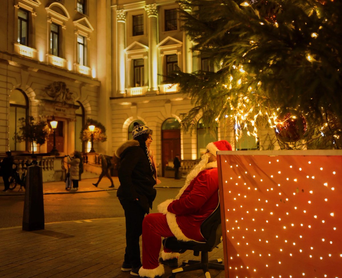 KfteK's tweet image. On festive nights, lights illuminate every corner of the city, and the warm atmosphere is filled with a happy atmosphere. ✨🎄