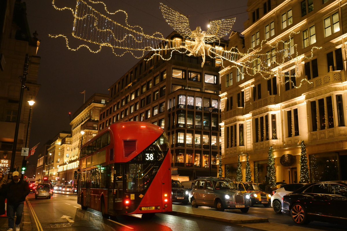 KfteK's tweet image. On festive nights, lights illuminate every corner of the city, and the warm atmosphere is filled with a happy atmosphere. ✨🎄