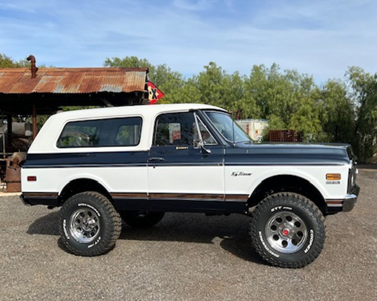 Barrett_Jackson's tweet image. it&apos;s dressed in Shadow Gray Metallic and #GM Bright White paint. This #Blazer features a @RoughCountry lift kit and sports #ProComp wheels wrapped in 35x17-inch @CooperTires. Selling with No Reserve at the 2025 #Scottsdale Auction, Jan. 18-26.

Learn more: bit.ly/SD25TW-1972Che…