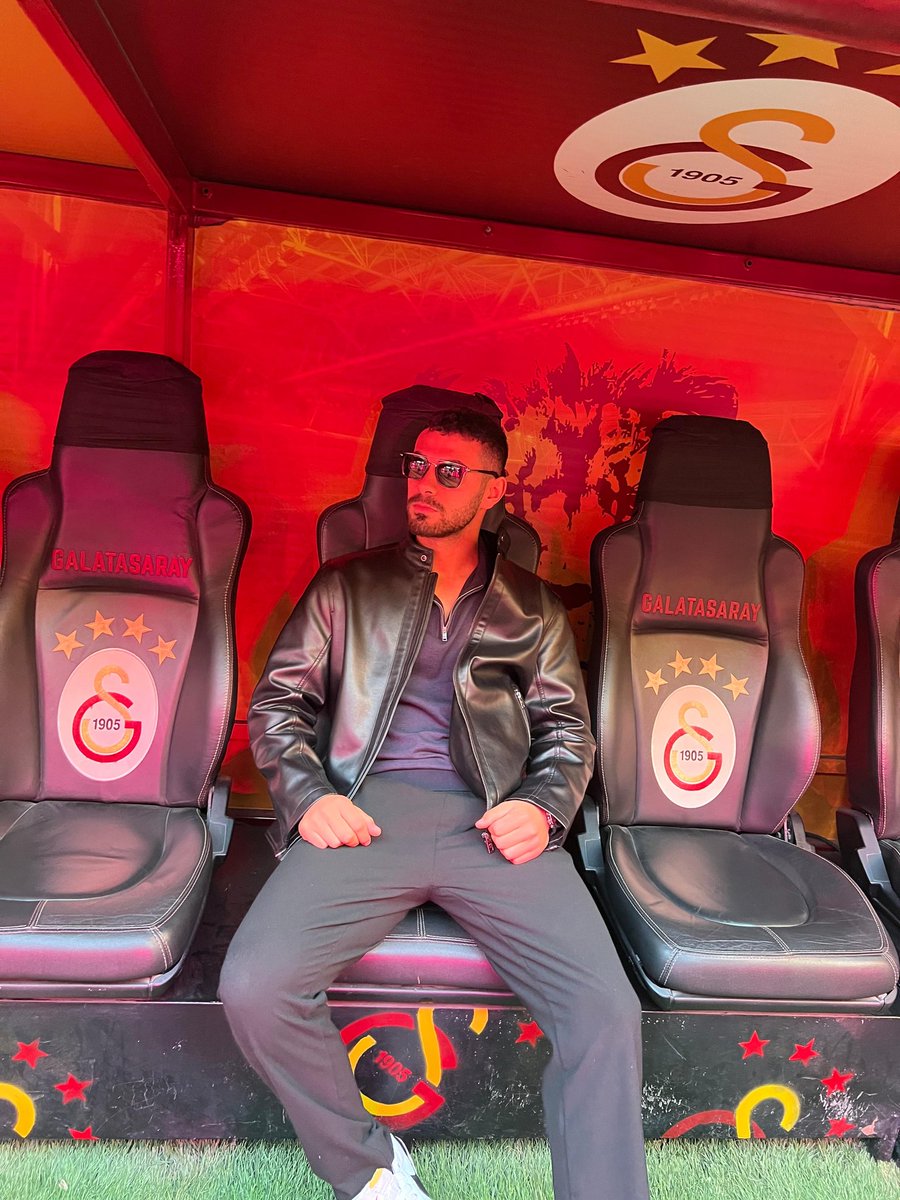 1bayleo's tweet photo. Bugün günlerden #Galatasaray 💛❤️🦁 https://t.co/dwyUfPt8VJ