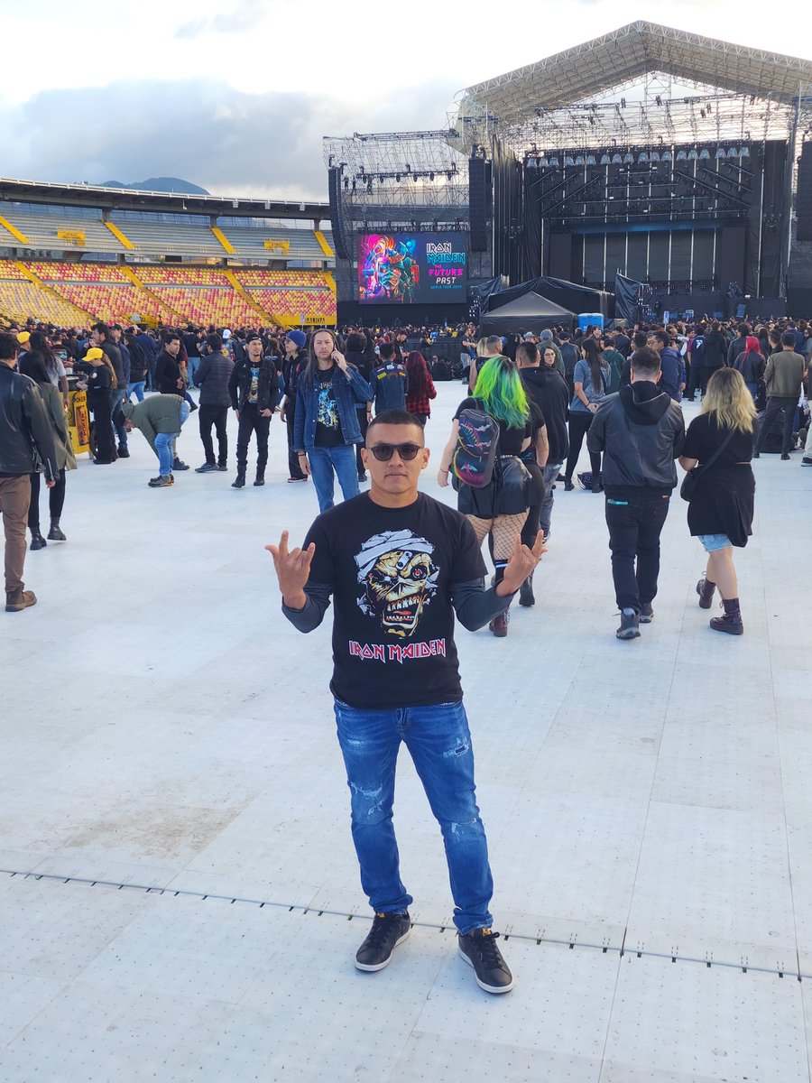 Chavezrojoo's tweet photo. Después de tanta espera , ya  aquí para ver tocar a @IronMaiden  #ironmaidenthefuturepastworldtour2024 https://t.co/hGWHGREqst