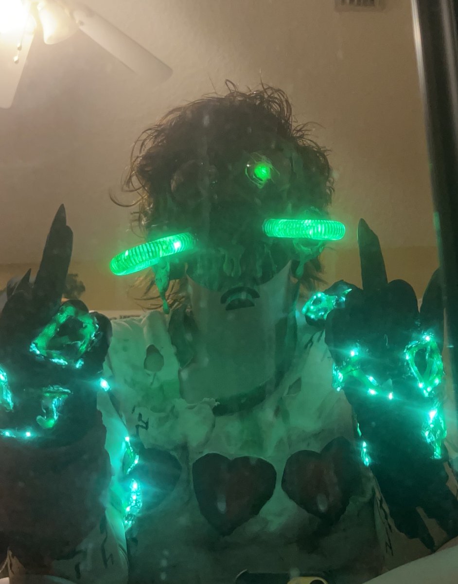 CopperArts_'s tweet photo. DAMN people liked the cosplay photos here’s a photo dump of when I tried the whole thing on for the first time
#qsmpslimecicle #qsmppurgatory #qsmpfanart #qsmpbolas https://t.co/eDoXwPKIKl