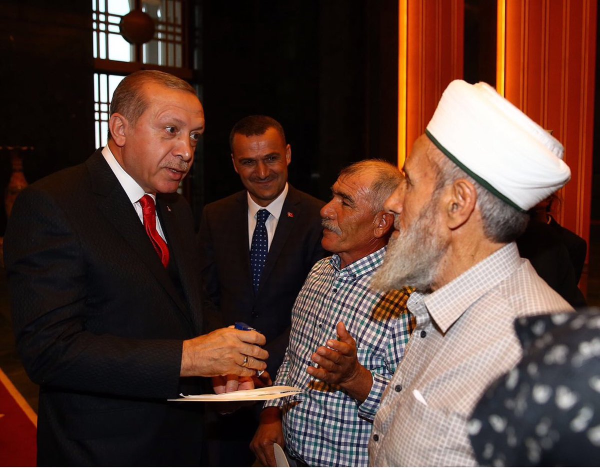 abdullahozer1's tweet photo. Bu kareye tüm samimiyetsiz siyasetçiler iyi baksın bu karede olmak herkese nasip olmaz iki şehit babası ve onların çocuklarını şehit eden hainlere  karşı mücadele eden vatandaş.Bu karede taktir alan vatandaşa sonra ne oldu ?  PKK’ya karşı mücadelesinde kullandığı silahının ruhsat süresi bitti diye ceza verdiler 138 gün hapis yattı şimdi imza atarak özgürlüğünü sürdürüyor .
Hepiniz Samimiyetsizsiniz . .