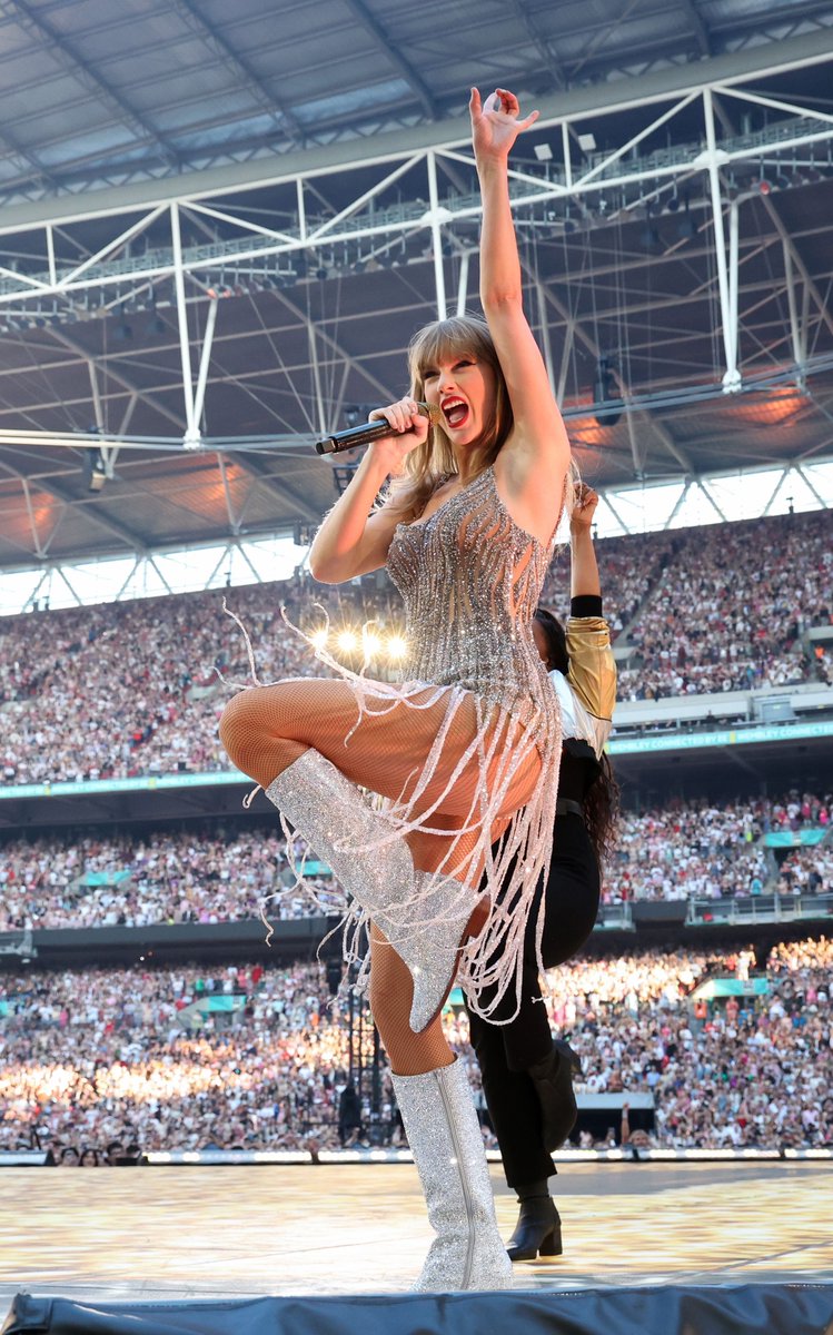 hourly taylor tweet media