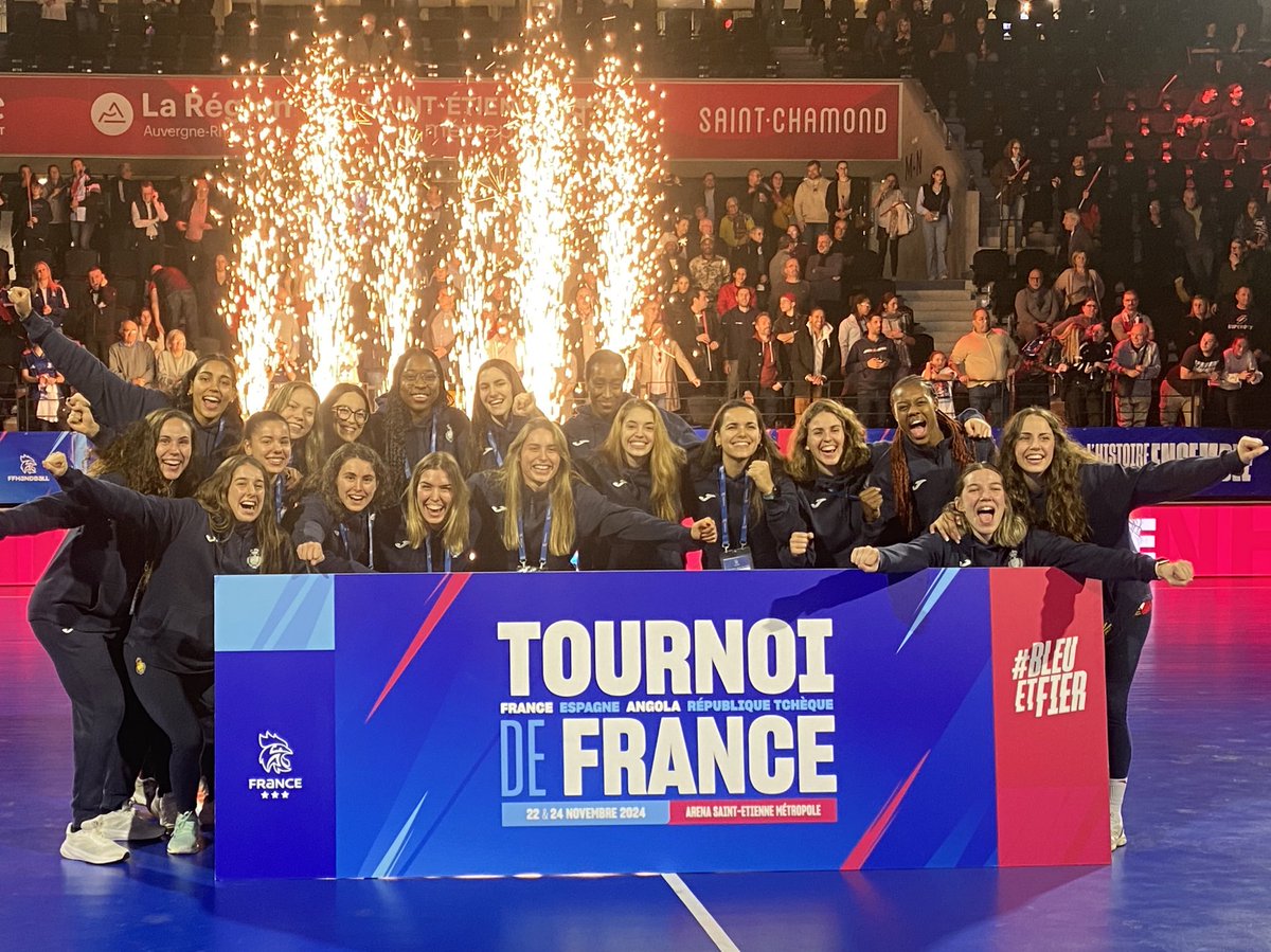 🏆 ¡Nuestras #Guerreras 🇪🇸 posan como campeonas del Torneo de Francia!

🥇 El broche de oro, antes de emprender el camino hacia el Campeonato de Europa 🔝 

#️⃣ #Guerreras