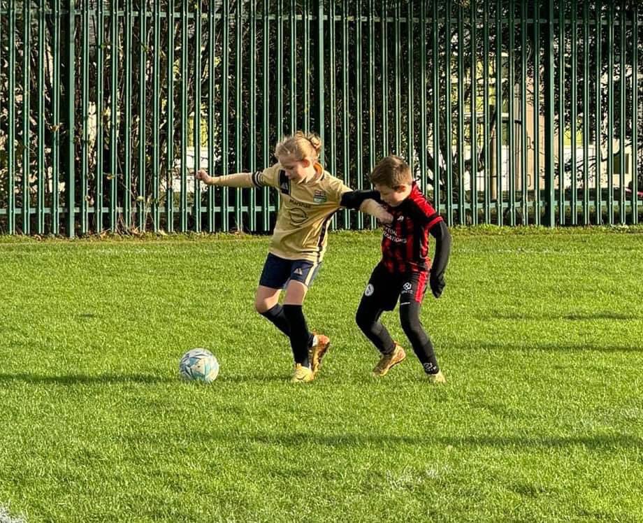 8years old and still holding her own in the boys league. Love how she’s holding him off, she then played a great ball down the line after to set up a goal. What do you think <a href="/IanWright0/">Ian Wright</a> <a href="/JillScottJS8/">Jill Scott MBE</a> <a href="/alessiarusso7/">Alessia Russo</a> <a href="/bmeado9/">Beth Mead MBE</a> <a href="/leahcwilliamson/">Leah Williamson</a> <a href="/BukayoSaka87/">Bukayo Saka</a> <a href="/suesmith8/">Sue Smith</a>