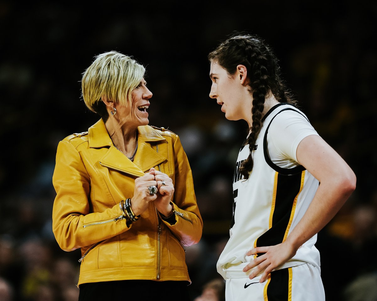 The post whisperer is whispering 😎

<a href="/goiowa/">Jan Jensen</a> x <a href="/ava_heiden/">Ava Heiden</a> 

#Hawkeyes