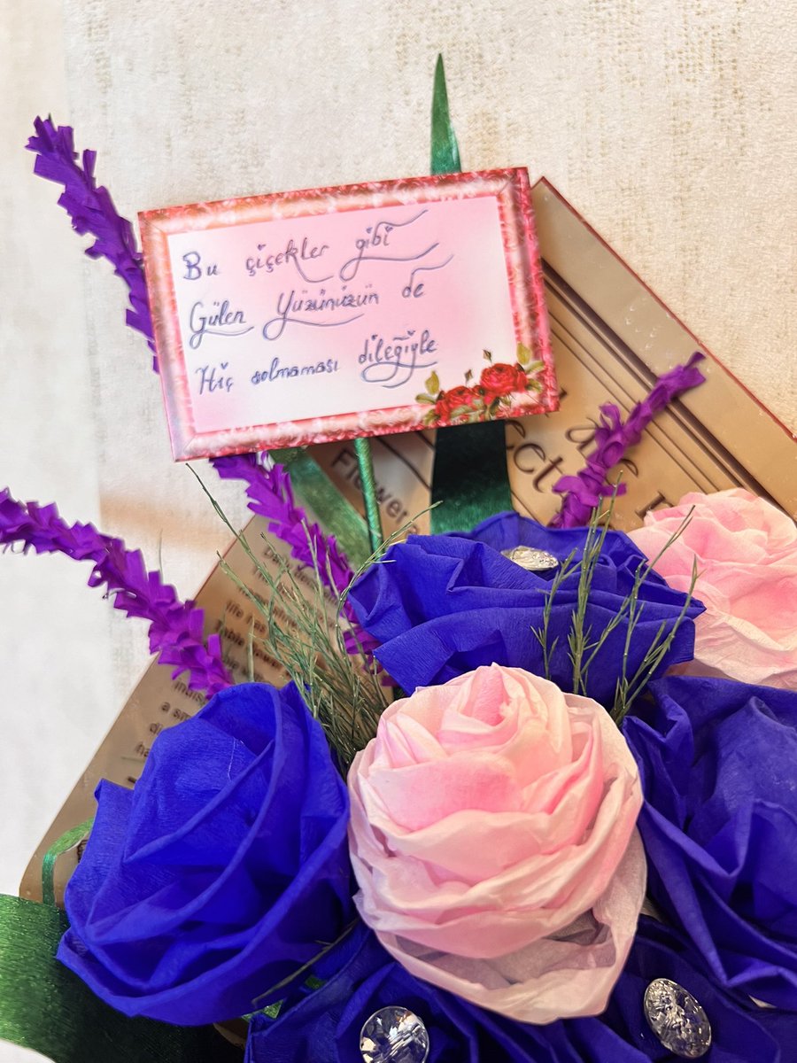aedacengiz's tweet photo. Yemek kursundaki hocama çiçek yaptım, yine menüde el emeği var 🌸💐🌹 https://t.co/5NoImxHMun