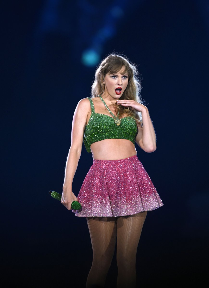 hourly taylor (@hourlyswift) on Twitter photo 