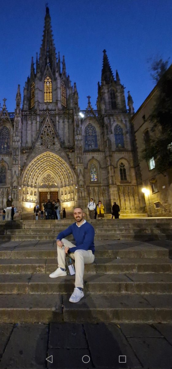 Mil perfumes y mil colores, mil caras tiene Barcelona.

Joan Manuel Serrat