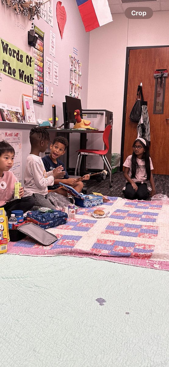 mrslsecondgrade's tweet photo. Last day before the Thanksgiving break.  STEAM project “Balloons Over Broadway” and “thankful lunch” picnic style.  #ThePrestonPride https://t.co/P2Yods4KrM