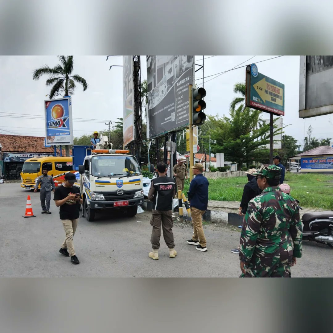 #SobatPraja 
Memasuki Masa Tenang, Anggota <a href="/PolPP_Tegalkab/">Satpol PP Kab. Tegal</a> bersama petugas Gabungan Lakukan Pembersihan Alat Peraga Kampanye (APK) Pemilihan Serentak Tahun 2024 di wilayah Kabupaten Tegal, Minggu (24/11/2024).