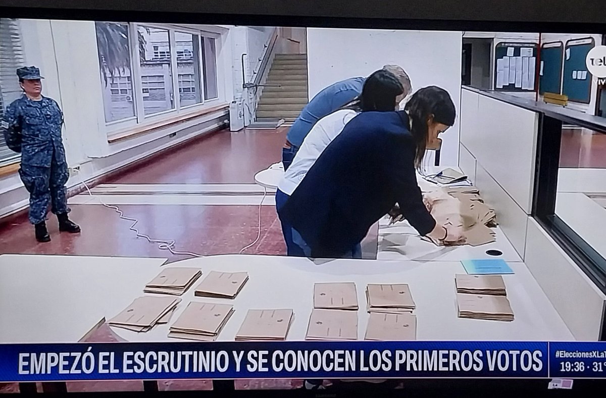 florcitasv's tweet photo. #ElProximoPresidente que ordenados q son... los amo... futuro.. #UruguayDecide #avanzados https://t.co/ytMnoBwG9f