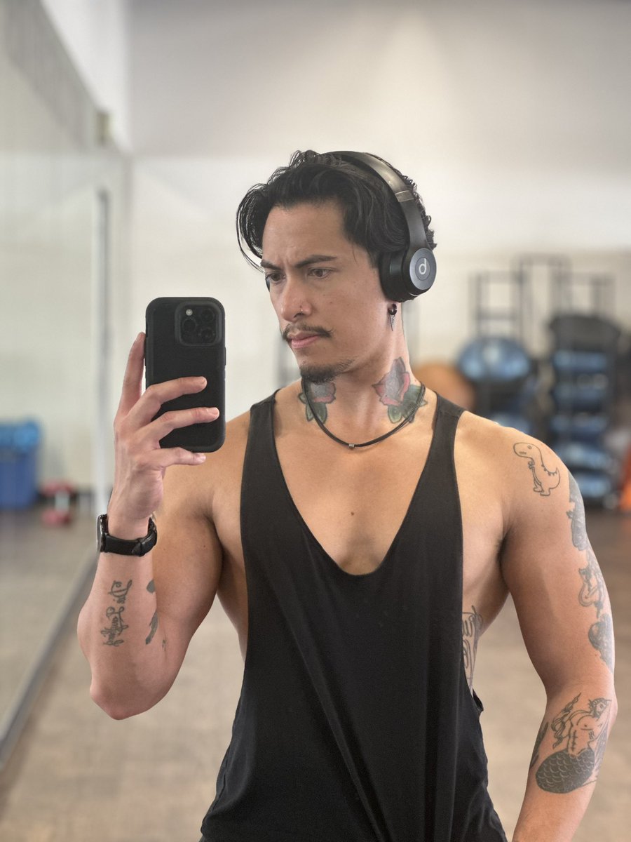 angeLEO89's tweet photo. I have a mustache now 🥸 https://t.co/aLv5T220u4