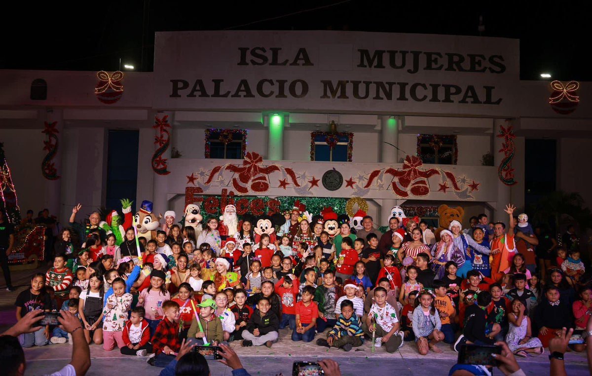 Ya llegó la Navidad 🎅🎄 <a href="/soyateneadeisla/">Atenea Gómez Ricalde</a>  #SigamosTransformando #4TENEA