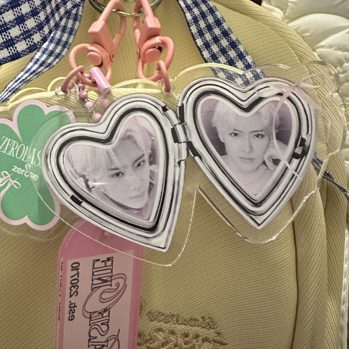 quanruidgaf's tweet photo. 🍀💌 #fromyujs ༘⋆🍎🍮💭 ⋆˙
— my ricky locket keyring arrived!! >< saurr cute :( thank u sm @gurlcapitalism! 🫶🏼 https://t.co/vGa46JfsQD