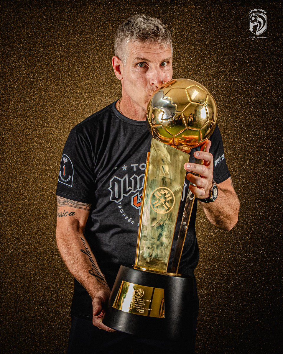 SC_ESPN's tweet photo. MARTIIIIIIIINNN... ¡Un beso que se hizo esperar! ¡Palermo festeja su primer título como DT, el Clausura de Paraguay, #La47 de Olimpia! 

📷 @CopaDePrimera https://t.co/YHbwBMwW8D