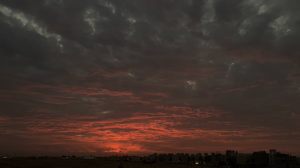 3B7r's tweet photo. جلٌ الذي خلق الجمالَ وأبدعا
  فغـدا فـؤادي بالجـمال مُولَّـعا      سبحان الله 🤍 #الرياض_الآن https://t.co/Uy4JWNamxw