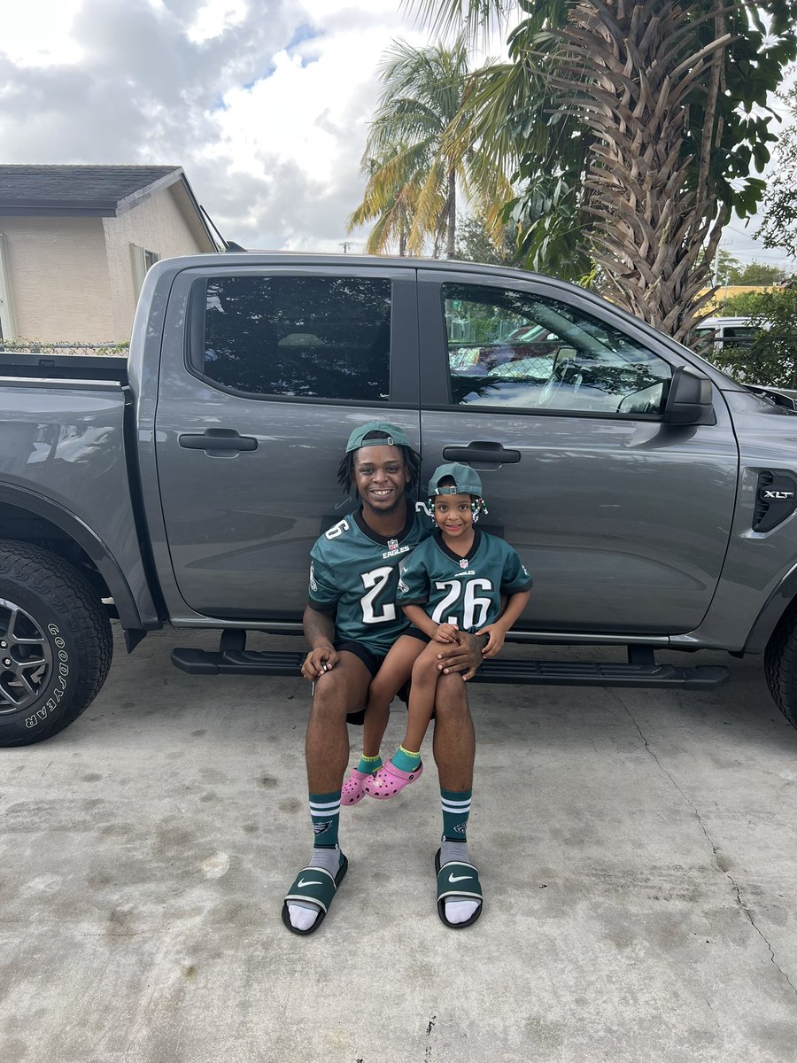 Draytimee's tweet photo. @saquon @Eagles 🦅💚 #Flyeaglesfly #Girldad https://t.co/L6Yo4DMXBu