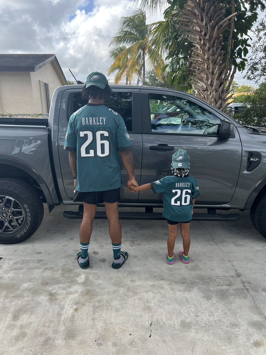 Draytimee's tweet photo. @saquon @Eagles 🦅💚 #Flyeaglesfly #Girldad https://t.co/L6Yo4DMXBu
