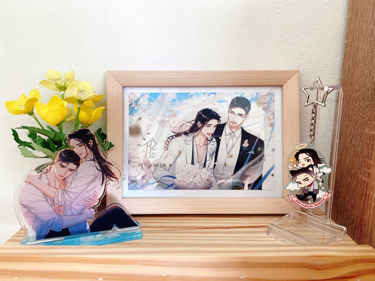 swployxx's tweet photo. ได้รับงานคุณ Tako นานแล้ว แต่พึ่งมีเวลามาจัดการค่ะ 😚 ได้โปสการ์ดอาจารย์น้องเคนแบบมีลายเซ็นคุณ Tako ก็เลยจัดขึ้นหิ้งสะเลยค่ะ 🥰 ส่วนโดน้องซานหมอวี วาบหวิวมากค่ะ 🤭 งานดีมากเลยค่ะ ขอบคุณคุณ Tako มากๆเลยค่ะ 💖
#GoodNightDoctor #ซานวี #GoodMorningProfessor #นรงค์เคน https://t.co/ya7FJEf3ih
