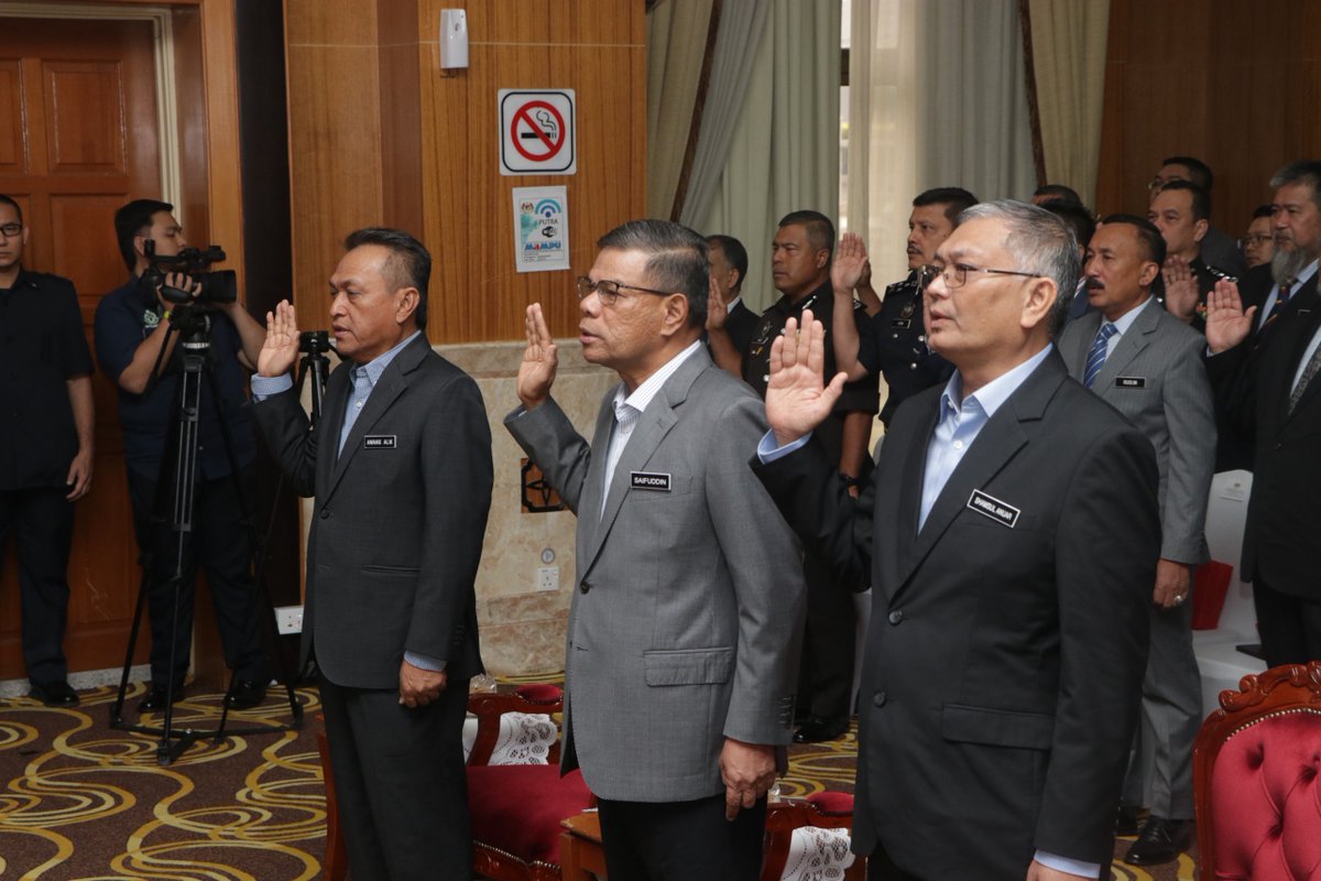 relamalaysia's tweet photo. 𝗣𝗲𝗿𝗵𝗶𝗺𝗽𝘂𝗻𝗮𝗻 𝗕𝘂𝗹𝗮𝗻𝗮𝗻 𝗞𝗲𝗺𝗲𝗻𝘁𝗲𝗿𝗶𝗮𝗻 𝗗𝗮𝗹𝗮𝗺 𝗡𝗲𝗴𝗲𝗿𝗶 𝗕𝗲𝗿𝘀𝗮𝗺𝗮 𝗗𝗲𝗻𝗴𝗮𝗻 𝗬𝗕 𝗗𝗮𝘁𝘂𝗸 𝗦𝗲𝗿𝗶 𝗦𝗮𝗶𝗳𝘂𝗱𝗱𝗶𝗻 𝗡𝗮𝘀𝘂𝘁𝗶𝗼𝗻 𝗕𝗶𝗻 𝗜𝘀𝗺𝗮𝗶𝗹, 𝗠𝗲𝗻𝘁𝗲𝗿𝗶 𝗗𝗮𝗹𝗮𝗺 𝗡𝗲𝗴𝗲𝗿𝗶 𝗧𝗮𝗵𝘂𝗻 𝟮𝟬𝟮𝟰
#SetiaBerbakti https://t.co/V1m0fZFosH