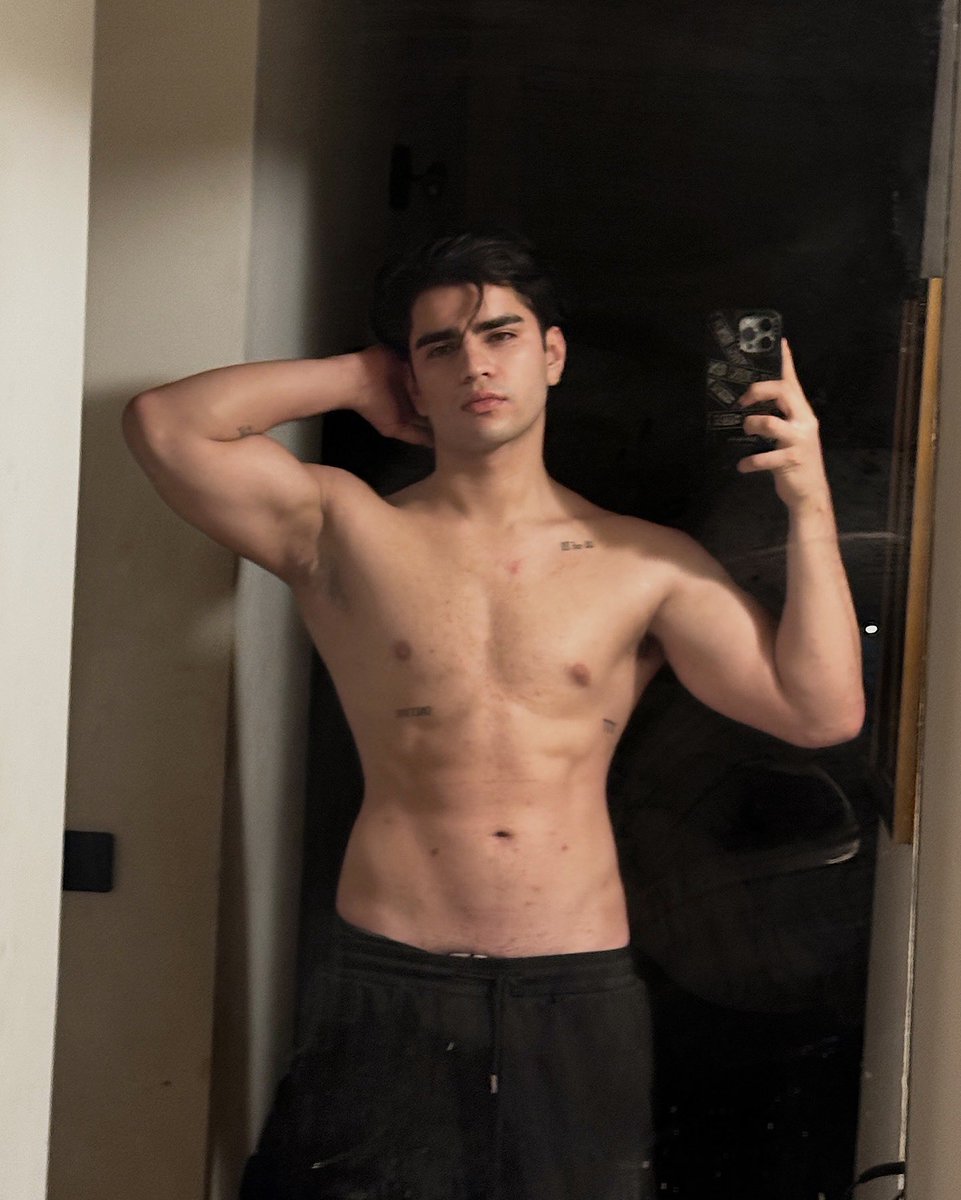 danyg270698's tweet photo. Se filtraron fotos íntimas de Aaron Mercury 😱🥵🔥🍆❤️
@ArnMercurio 
#packdefamosos #nudes #gay #hot #bixesual #Aaronmercury #famososdesnudos #Tendencias #RT https://t.co/LYCufpCT1n
