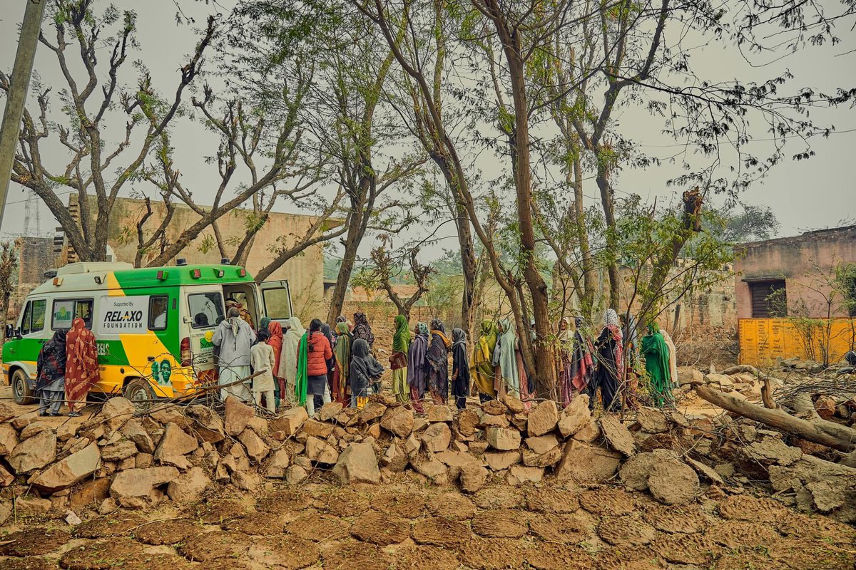 smilefoundation's tweet image. Bringing healthcare closer.

In Pics: Smile on Wheels mobile hospitals in the remote villages of India. 

#HealthCannotWait