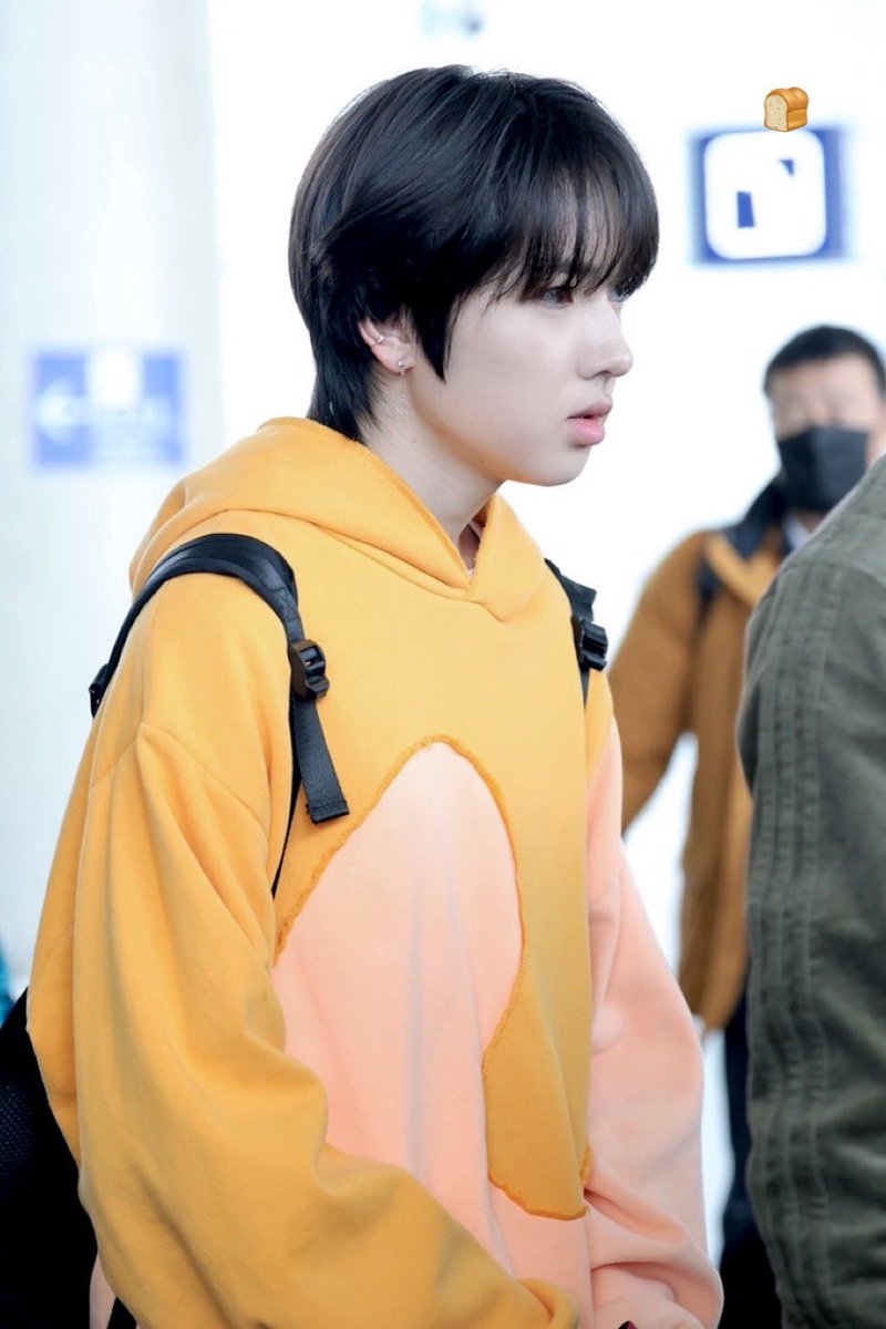 라스타트 때 입은 옷이랑 색깔만 다른거같은데