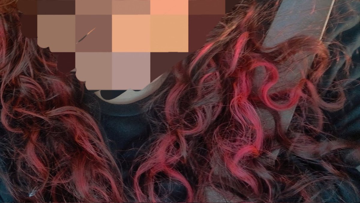 Vee_Rexia's tweet photo. @vampecs OMG WAIT YOU WERE A HIGH SW (I ALSO AM) AND YOU LIKE DRACULAURA (I HAVE PINK STREAKED HAIR?? (When it's dyed properly..) 

WHATS HAPPENING RN 🤨 

(Pictures of my hair to show you how cool I am and how yoy should be my mootie 😖) https://t.co/c3AVF7AkZT