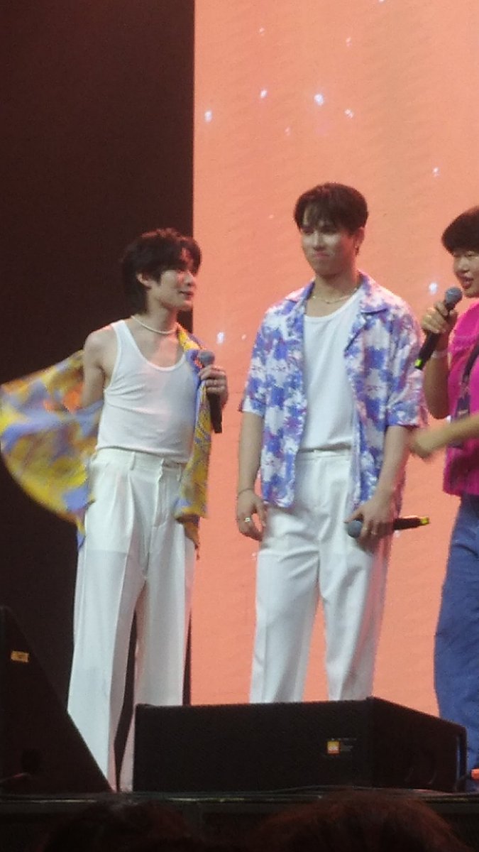 MyXoulmateMN's tweet photo. Melhor sequência de fotos que vocês vão ver hoje 😂😂
Best photo sequence you'll see today 😂😂

#TwoWorldsInBrazil #natasitt #MaxNat #mmaxmax #gungunthk #PakVarayu #Mon_Taechin 
#TwoWorldsInBrazilD2  #TwoWorldsFMinBrazil https://t.co/I7vprMKCH7