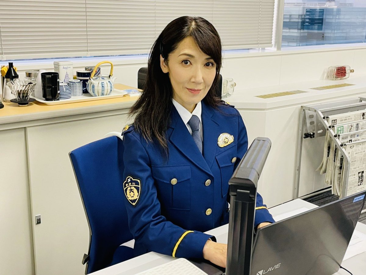 kanaehasebe's tweet photo. 港署捜査課のロケセットより🎬
(2022.11.25)

瞳ちゃんのデスクと
T&amp;Y探偵事務所を見つけたパソコン

ピーガルくんとリリポちゃんと仕事してます😊✨️

 #帰ってきたあぶない刑事
 #あぶない刑事 https://t.co/sU10kGoLF6