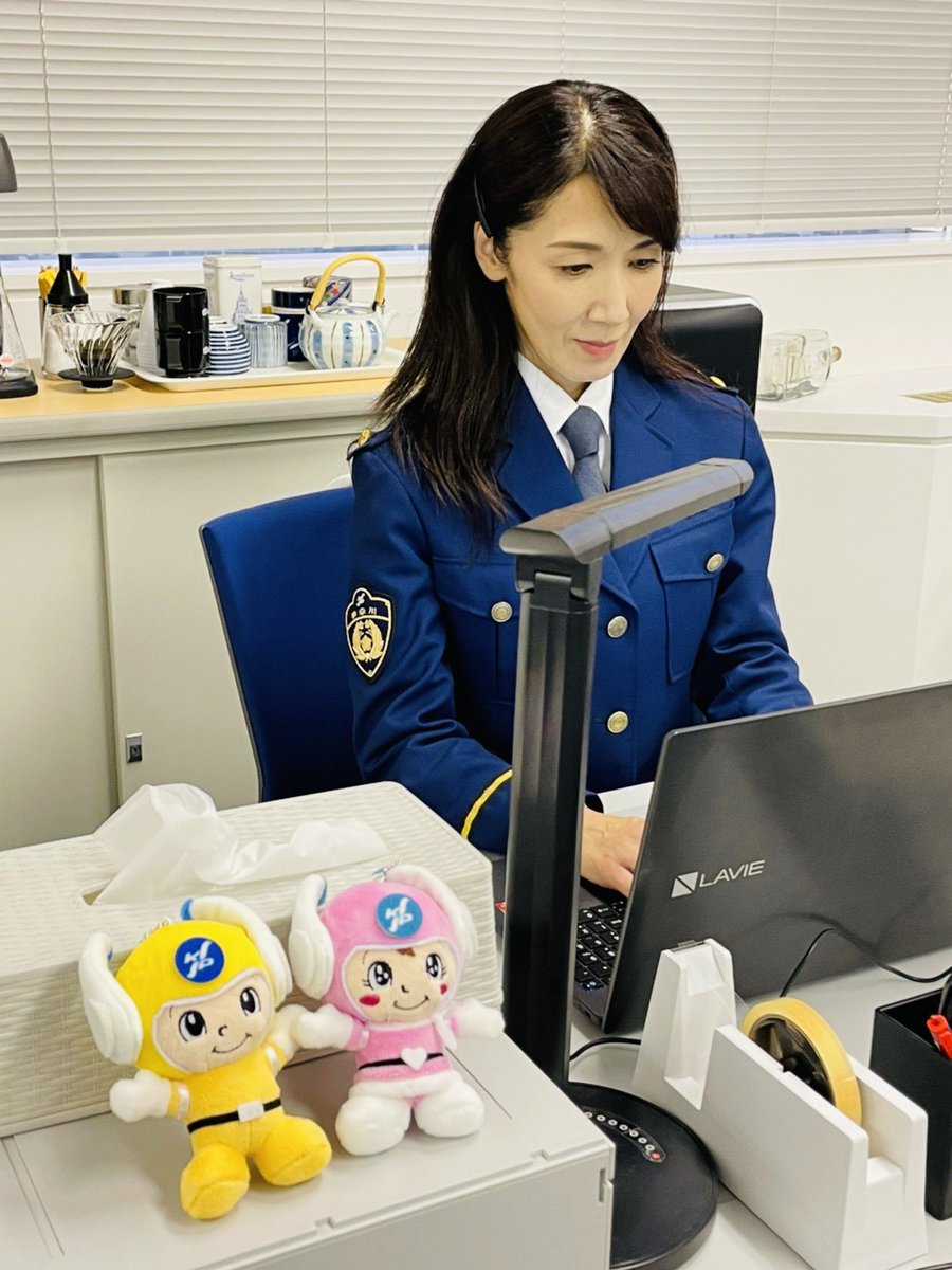 kanaehasebe's tweet photo. 港署捜査課のロケセットより🎬
(2022.11.25)

瞳ちゃんのデスクと
T&amp;Y探偵事務所を見つけたパソコン

ピーガルくんとリリポちゃんと仕事してます😊✨️

 #帰ってきたあぶない刑事
 #あぶない刑事 https://t.co/sU10kGoLF6