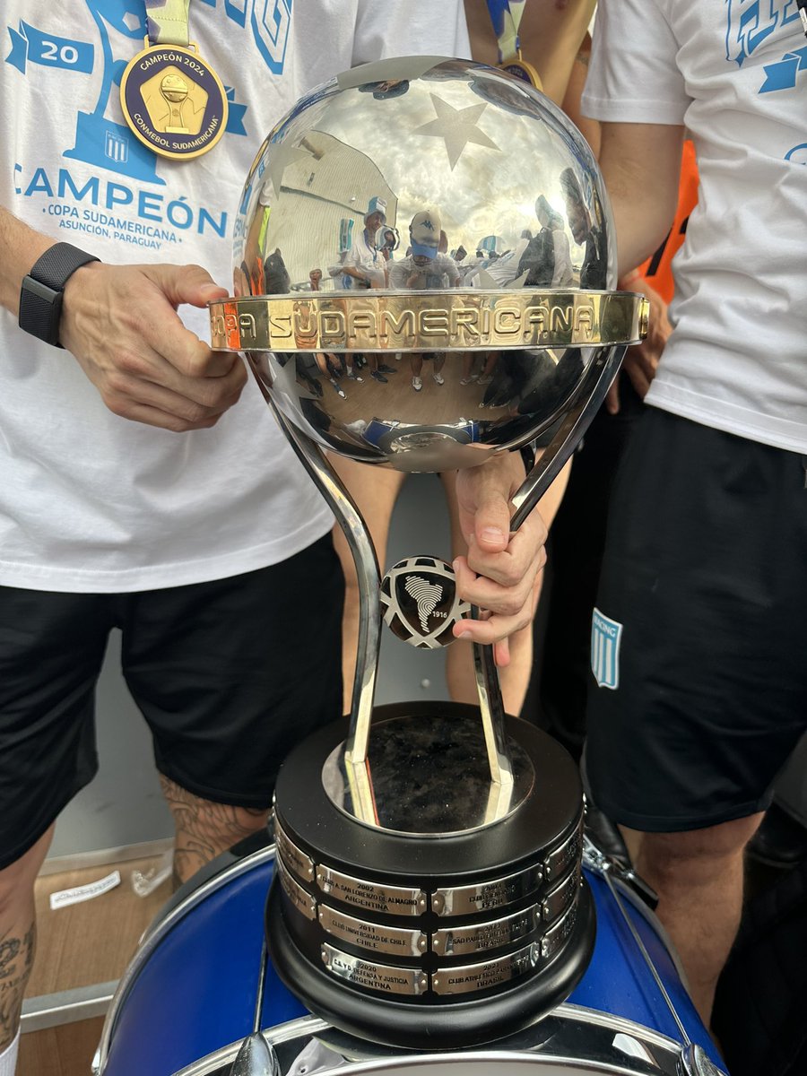 Recuerden y nunca se olviden que #Racing es esto, sabemos de festejos, no solo somos los más grandes de Argentina, somos el PRIMER grande.