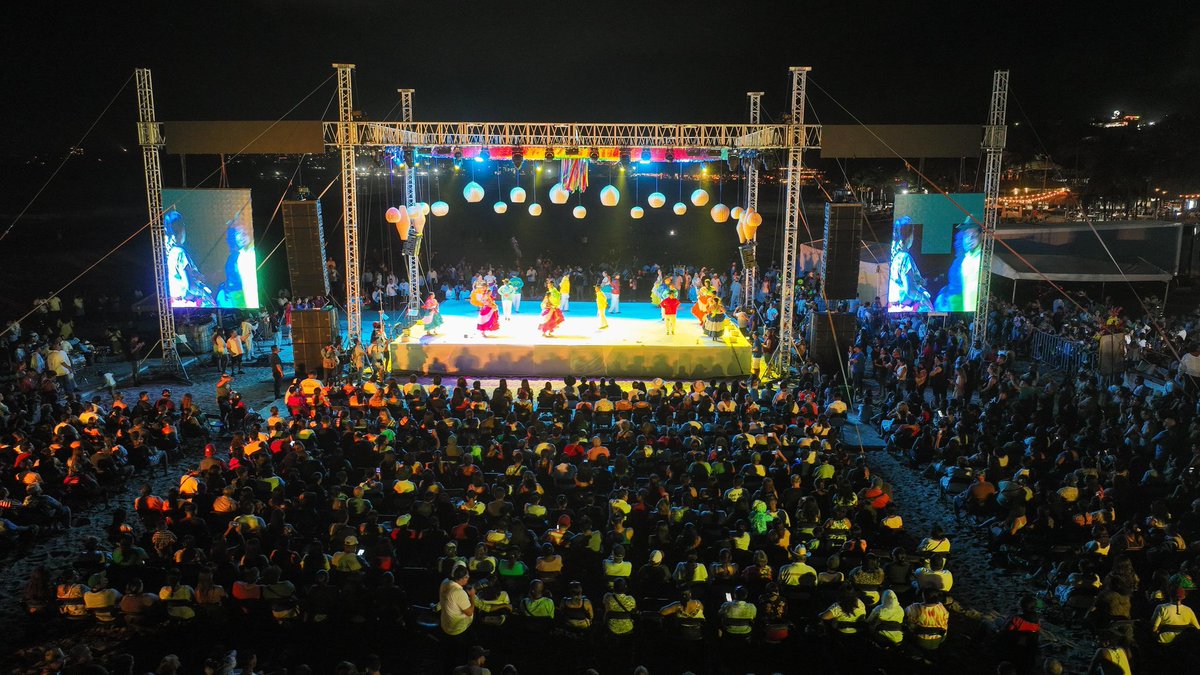 FelipeJuarezG's tweet photo. 📷 Así deleitó la Delegación Folclórica de Santa Catarina Juquila a locales y visitantes con sus Chilenas, sones y juegos💃🏽🎶 en la segunda edición de la Guelaguetza del Mar🌊que se realizó en Playa Zicatela, Puerto #Escondido.

@saymipinedav 

#GobiernoDePazyBienestar https://t.co/VDusHnoAnV